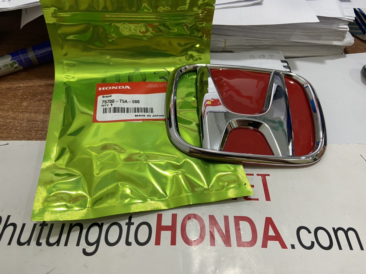 Lô gô trước xe Honda Jazz
